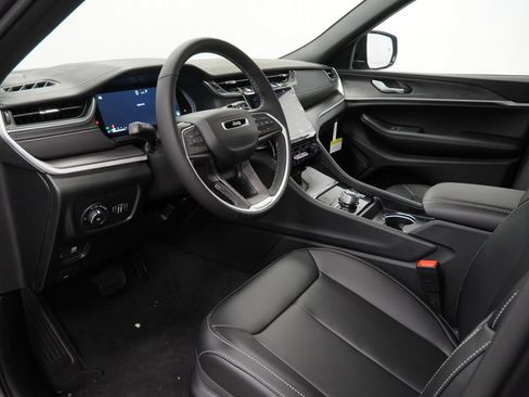 Used 2025 Jeep Grand Cherokee Limited AWD/4WD image 19