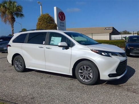 New 2026 Toyota Sienna XLE image 2