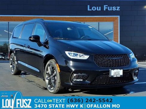 New 2026 Chrysler Pacifica Limited w/ S Appearance Package FWD image 1