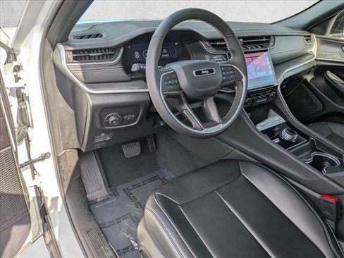 Used 2025 Jeep Grand Cherokee Limited w/ Black Appearance Package image 10