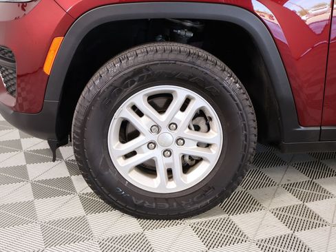 Used 2024 Jeep Grand Cherokee Laredo w/ Luxury Tech Group I AWD/4WD image 17
