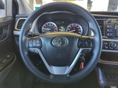 Used 2016 Toyota Highlander LE image 18