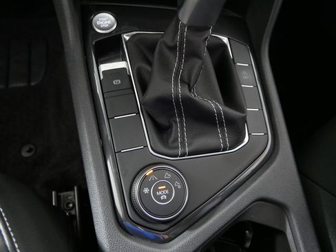 Used 2024 Volkswagen Tiguan SE w/ Panoramic Sunroof Package image 29