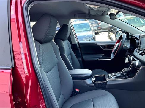 Used 2022 Toyota RAV4 LE image 9