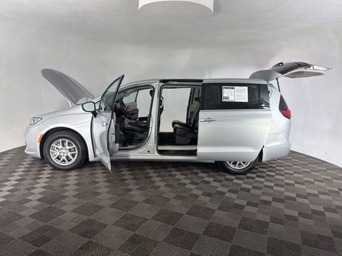 Used 2024 Chrysler Pacifica Touring-L image 9