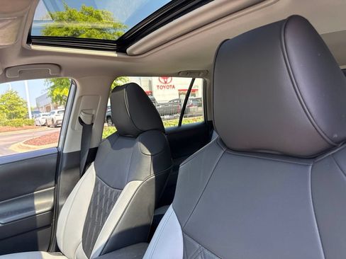 Used 2022 Toyota RAV4 XLE Premium FWD image 8
