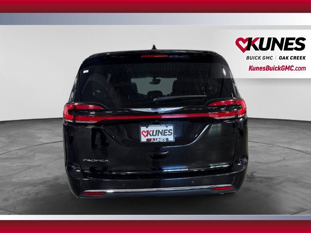 Used 2024 Chrysler Pacifica Touring-L FWD image 9