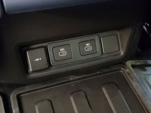 Used 2025 Land Rover Discovery Dynamic SE image 32