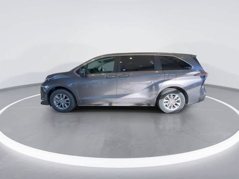 Used 2024 Toyota Sienna LE FWD image 5