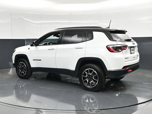 Used 2025 Jeep Compass Trailhawk AWD/4WD image 10