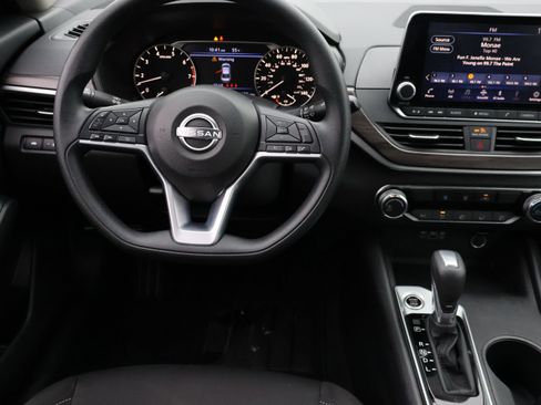 Used 2025 Nissan Altima 2.5 SV image 18