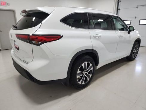 Used 2022 Toyota Highlander XLE image 12