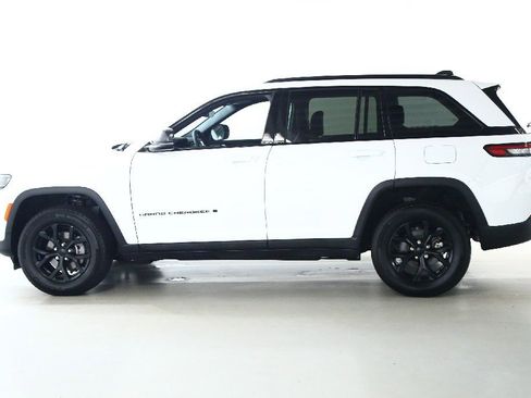 Used 2025 Jeep Grand Cherokee Altitude image 38