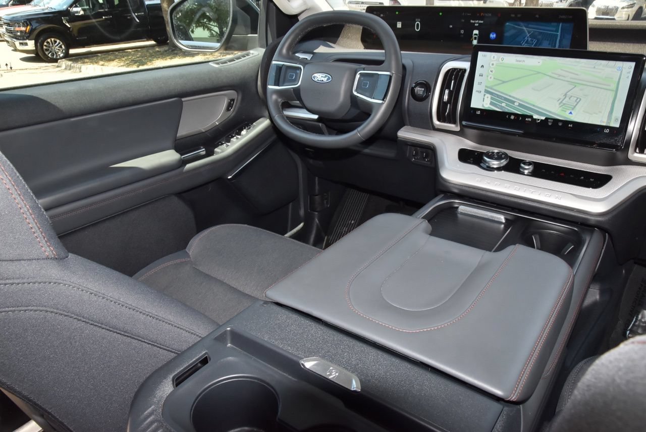 Used 2025 Ford Expedition Active RWD image 16