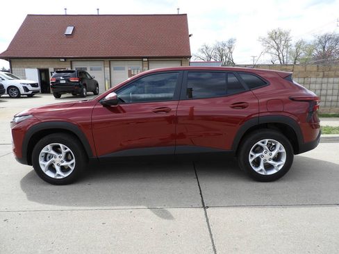 Used 2025 Chevrolet Trax LS w/ LS Convenience Package FWD image 6