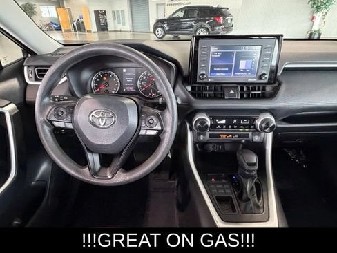 Used 2022 Toyota RAV4 LE AWD/4WD image 16