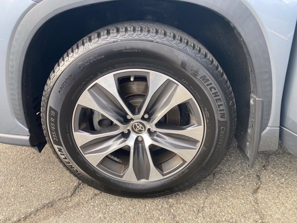 Used 2020 Toyota Highlander XLE AWD/4WD image 39