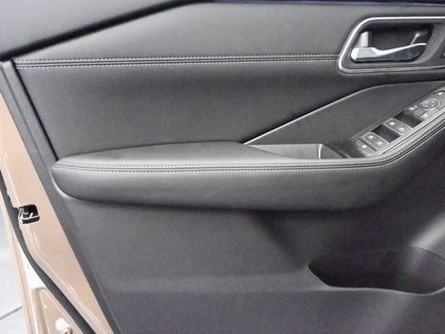 Used 2025 Nissan Rogue Platinum w/ Platinum Premium Package image 23