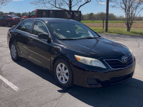 Used 2011 Toyota Camry LE image 1