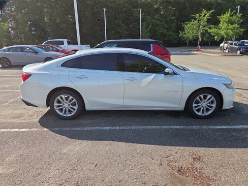 Used 2018 Chevrolet Malibu LT FWD image 2