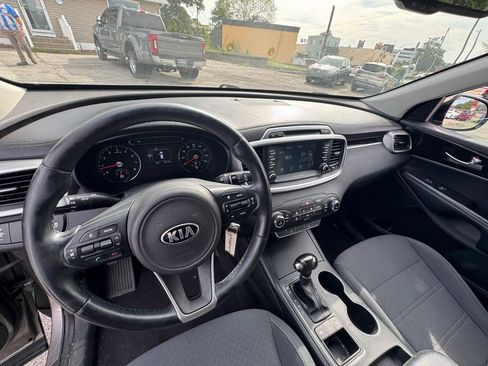 Used 2017 Kia Sorento AWD w/ LX Convenience Package image 9