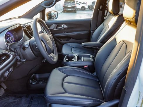 New 2027 Chrysler Pacifica Select FWD image 21