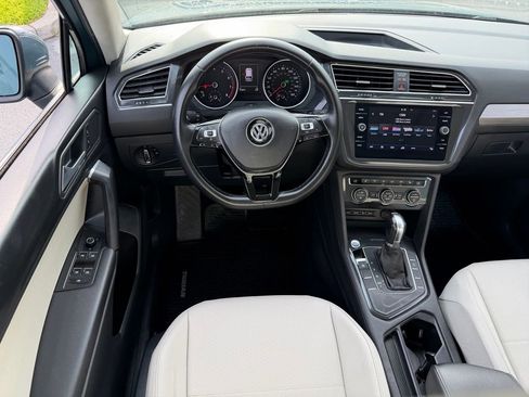 Used 2019 Volkswagen Tiguan SE w/ Panoramic Sunroof Package FWD image 13