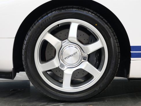 Used 2005 Ford GT image 10