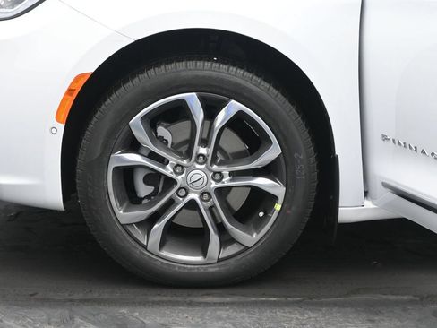 New 2026 Chrysler Pacifica Pinnacle w/ Trailer Tow Group AWD/4WD image 31