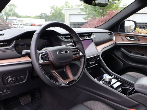 Used 2025 Jeep Grand Cherokee Summit w/ Obsidian Package AWD/4WD image 12