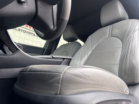 Used 2019 Toyota Avalon Limited image 9