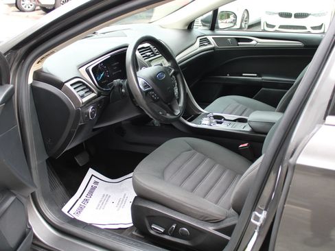 Used 2017 Ford Fusion SE w/ Fusion SE Technology Package FWD image 18