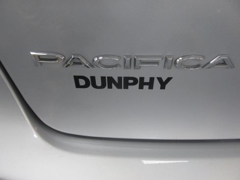 Used 2023 Chrysler Pacifica Touring-L FWD image 19