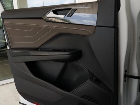 Certified 2024 Volkswagen Taos SEL AWD/4WD image 18