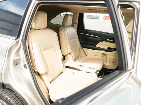 Used 2014 Toyota Highlander Limited image 19