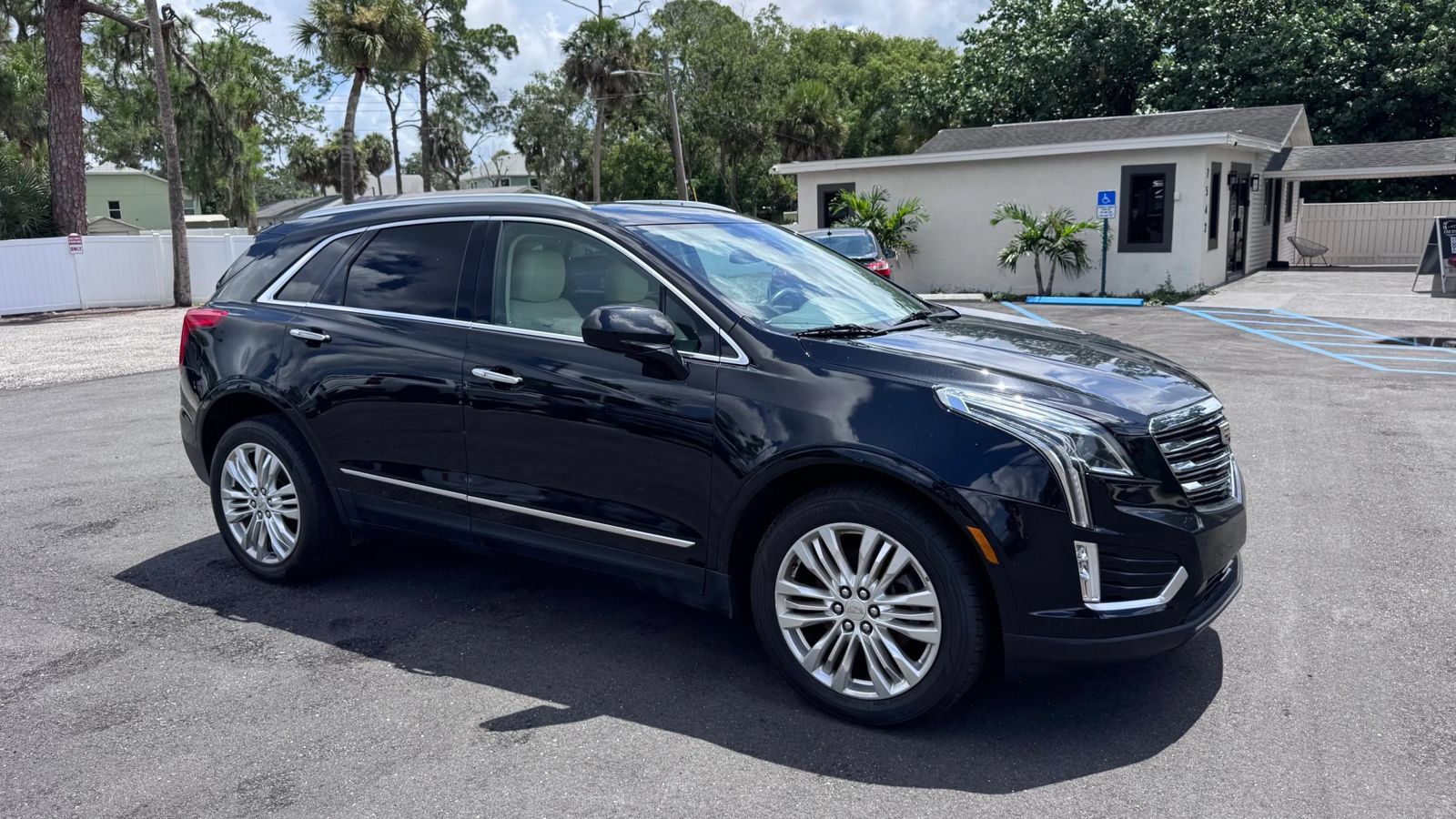 Used 2018 Cadillac XT5 Premium Luxury FWD image 2