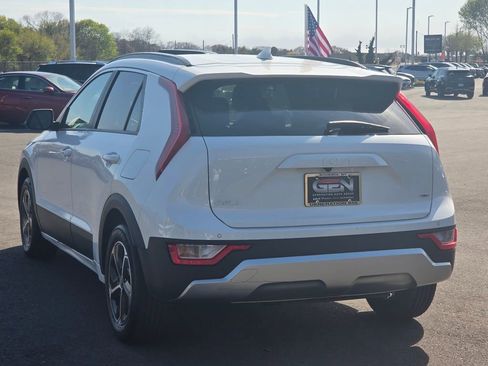 Used 2023 Kia Niro EX FWD image 6