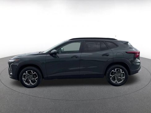 Used 2025 Chevrolet Trax LT FWD image 9