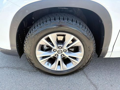 Used 2016 Toyota Highlander LE FWD image 4