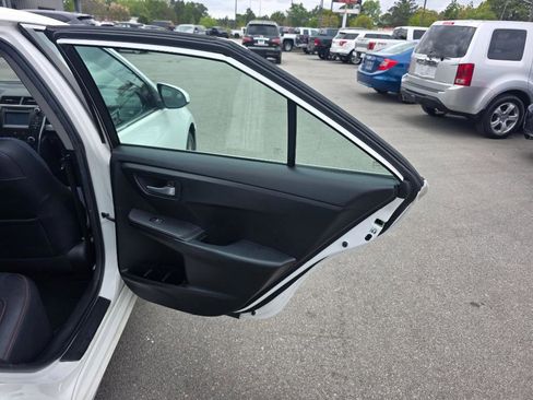 Used 2015 Toyota Camry SE image 12