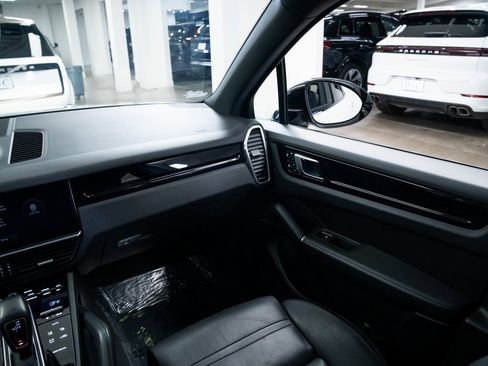 Used 2022 Porsche Cayenne w/ Premium Package image 11