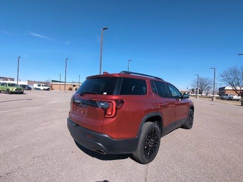 Used 2023 GMC Acadia SLE w/ Driver Convenience Package image 3