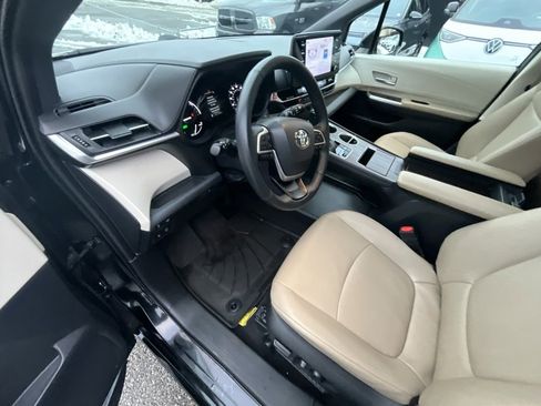 Used 2022 Toyota Sienna XLE image 9
