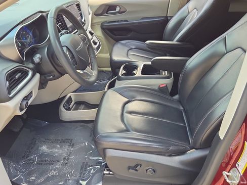 Used 2023 Chrysler Pacifica Touring-L FWD image 10