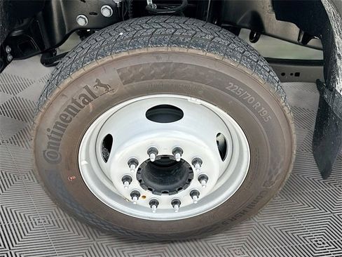 New 2024 Ford F550 MONROE 11' GOOSENECK image 17