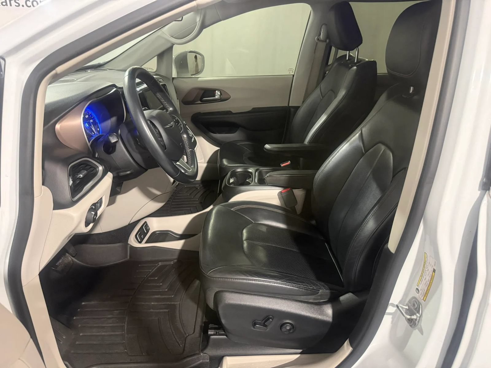 Used 2018 Chrysler Pacifica Touring-L FWD image 29