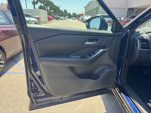 Used 2025 Nissan Rogue SV FWD image 18