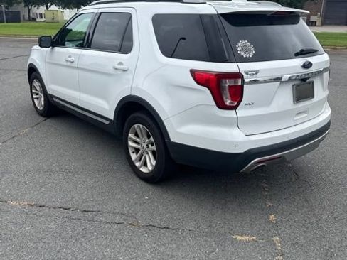Used 2017 Ford Explorer XLT FWD image 3