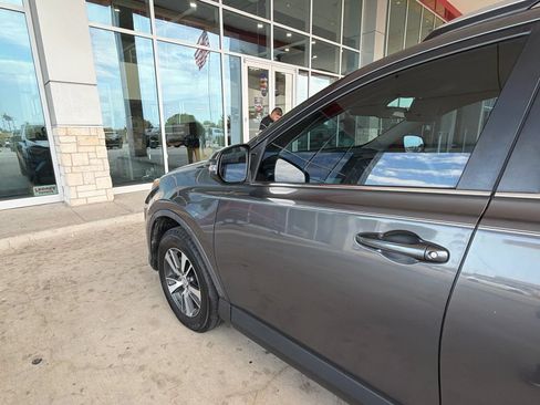 Used 2017 Toyota RAV4 XLE FWD image 4