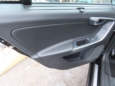 Used 2018 Volvo S60 T5 Inscription image 14